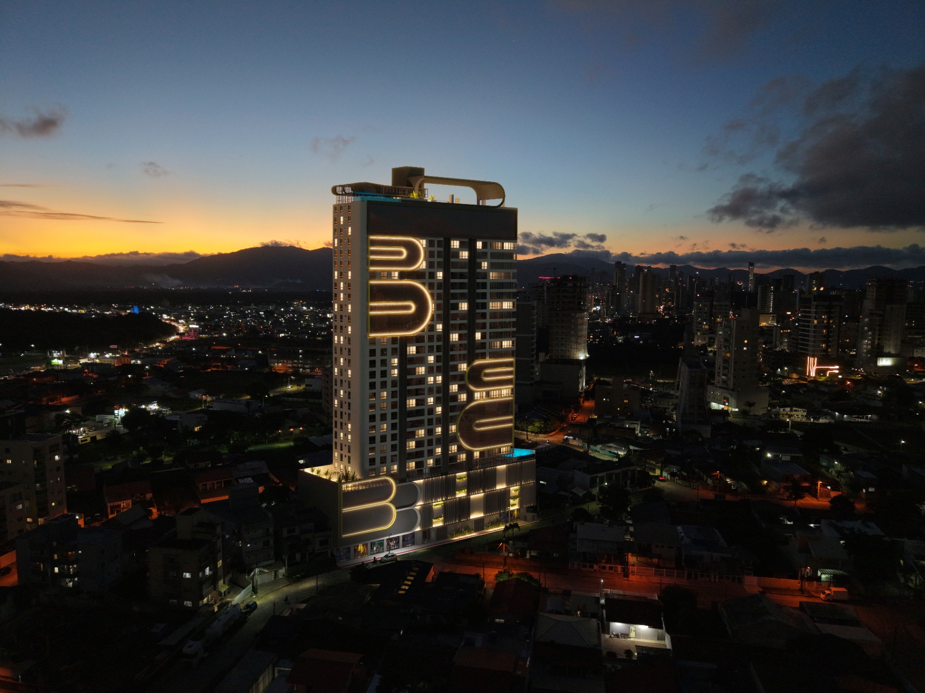 Balas Tower iluminado ao entardecer em Porto Belo